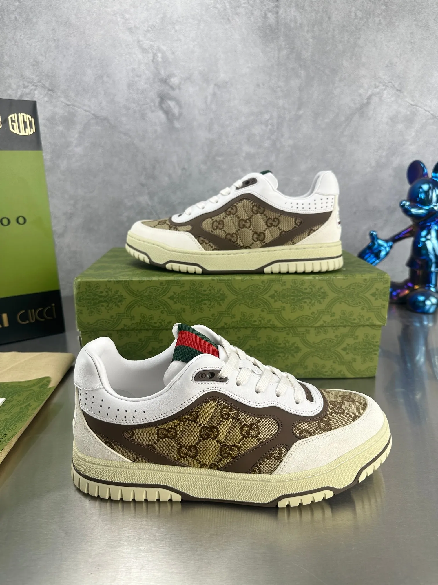 👟👟Ex-factory price 600👟👟 Gucci's latest hot-selling series of high and low-cut distressed couple's sneakers are shipped. The original version is purchased, developed and manufactured. This high-low top sneaker adopts a basketball-style silhouette design, cleverly integrated with hollow panels and distressed effects, showing its unique ingenuity. The ingenuity incorporates brand logo details such as interlocking Double G styling accessories and Gucci lettering, a low-key tribute to the brand's design heritage. Exquisite packaging at the delivery counter 🛍📦 ▪️ Fabric: Original customized imported first-layer cowhide ▪️ Inner lining: Imported first-layer cowhide ▪️ Sole: Original molded TPU sole ▪️ Sole thickness: 3cm ▪️ Size: 35-46 (Male 38 46 customized)